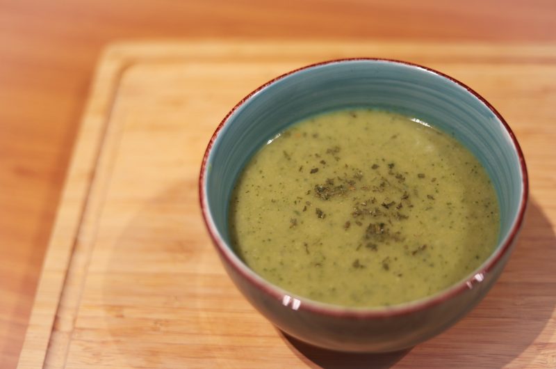 Zelfgemaakte broccoli- courgette soep